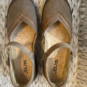 JBU Women's Brown and Tan Mary Jane Flats Size 8.5